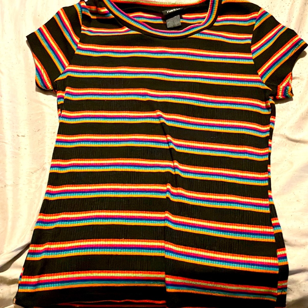 the brand is rue21 and the size is medium in youth